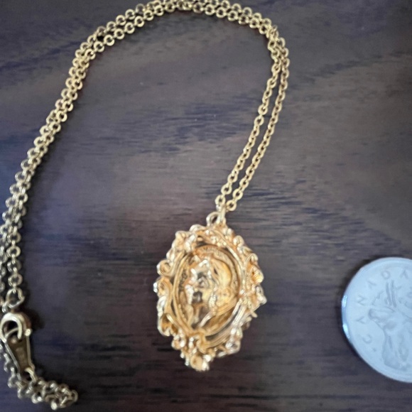 1994 Avon Snow White necklace. - Picture 3 of 3